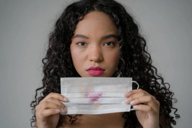 Cara Membersihkan Noda Lipstik pada Pakaian, Ternyata Mudah Banget!