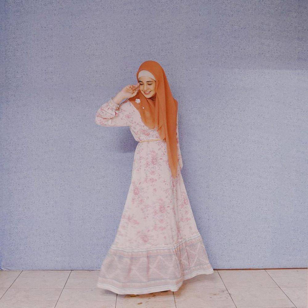 ide OOTD hijab simpel ala Risty Tagor (instagram.com/ristytagor)