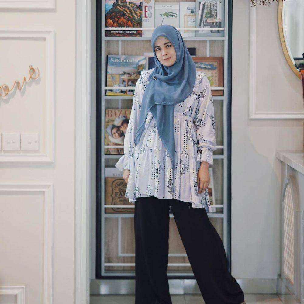 ide OOTD hijab simpel ala Risty Tagor (instagram.com/ristytagor)