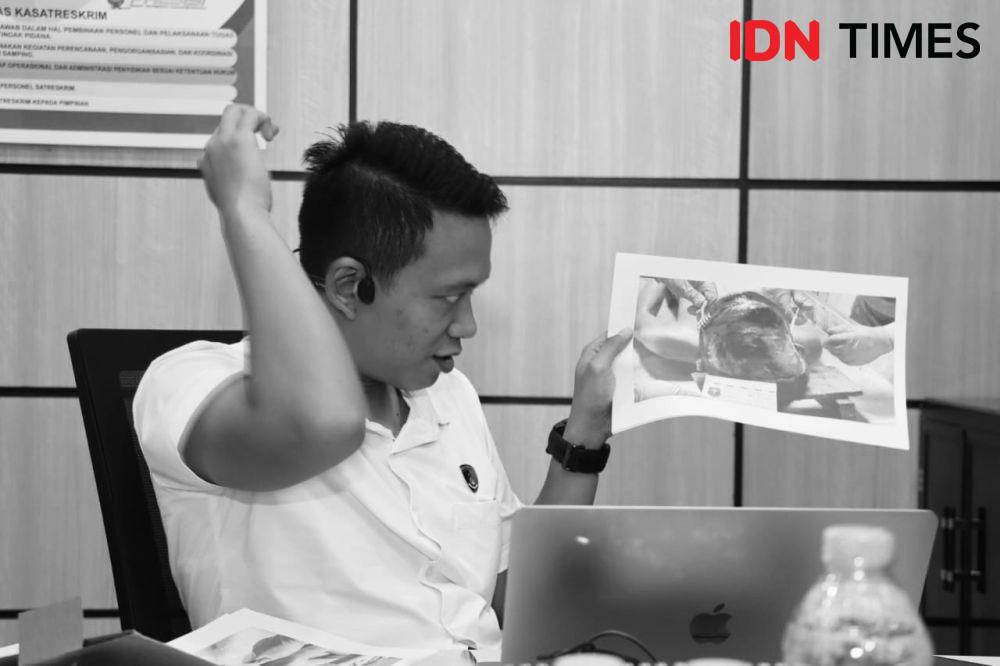 Kasatreskrim Polresta Pontianak menunjukkan hasil autopsi korban. (IDN Times/Polresta Pontianak).