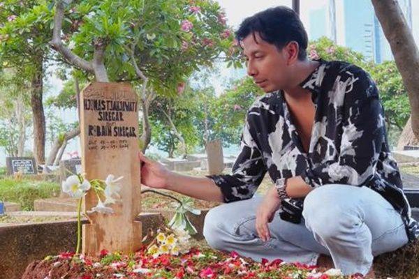 7 Potret Sonny Septian Ziarah ke Makam Ibunda, Termenung di Pusara