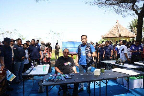 Presiden RI keenam, Susilo Bambang Yudhoyono (SBY) dan Ketua Fraksi Partai Demokrat DPR RI, Edhie Baskoro Yudhoyono (Ibas) ajak masyarakat Jawa Timur (Jatim) melukis bersama (dok. Istimewa)
