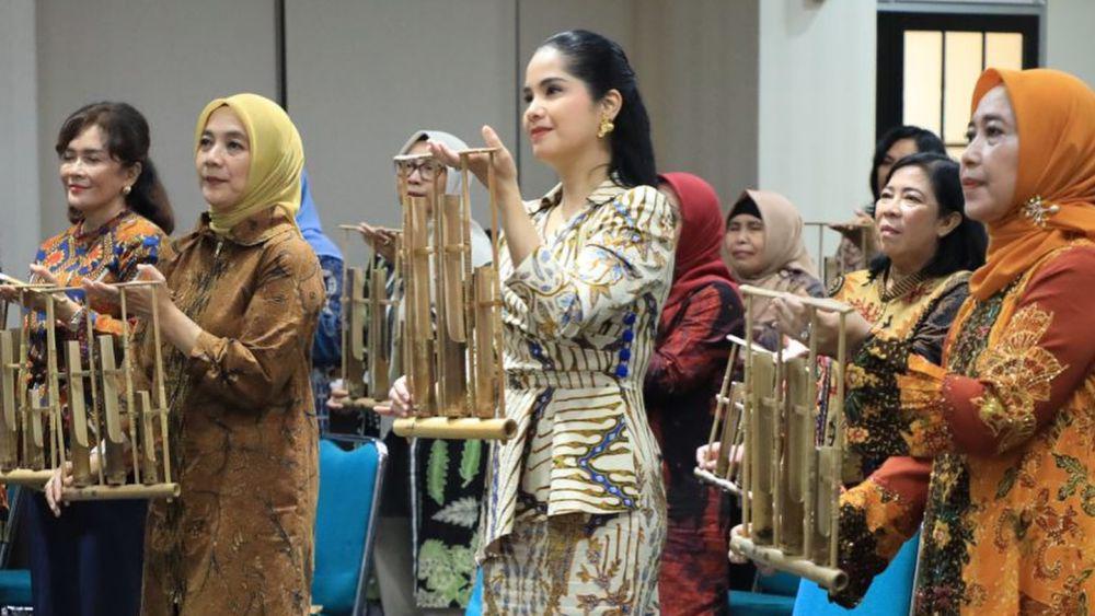 10 Momen Annisa Yudhoyono Peringati Hari Batik Nasional, Main Angklung
