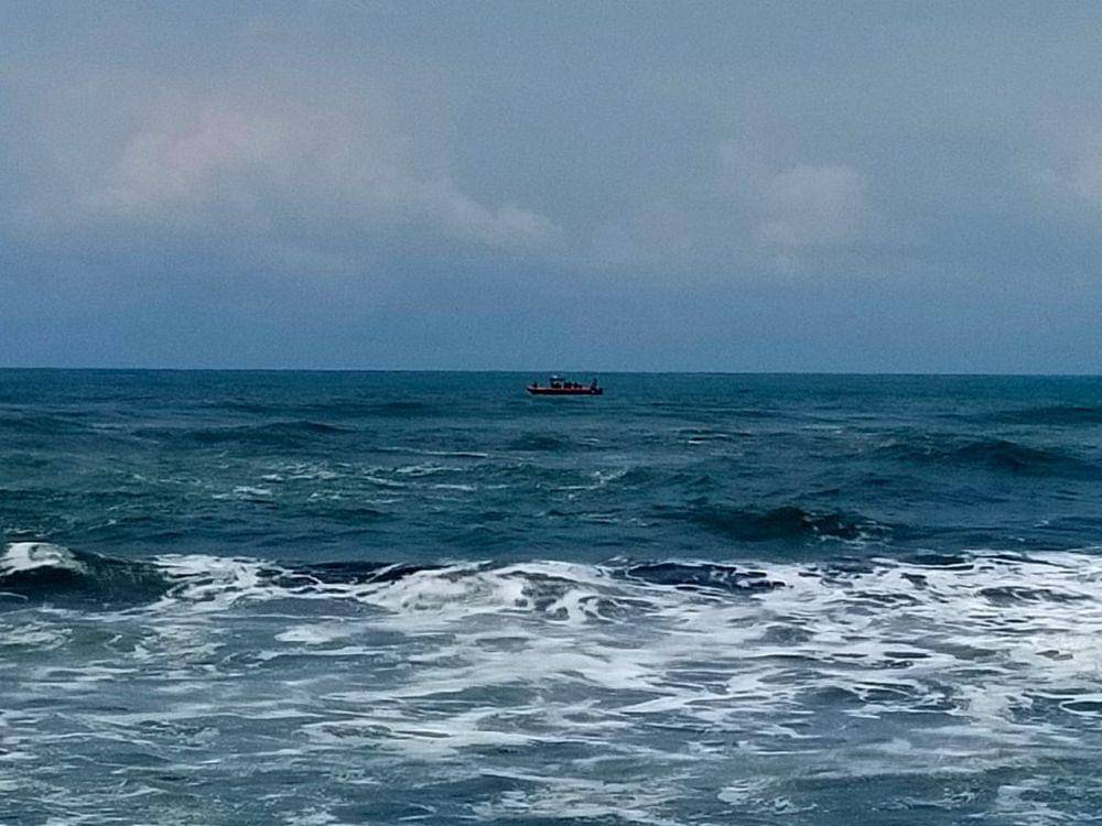 Perahu Tim SAR gabungan dari Cilacap terlihat menyusuri perairan Pantai Wagir Indah. (IDN Times/Dok Humas Basarnas Cilacap)