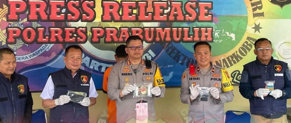 Perempuan Curhat Suaminya Hilang, Ternyata Ditangkap Polisi