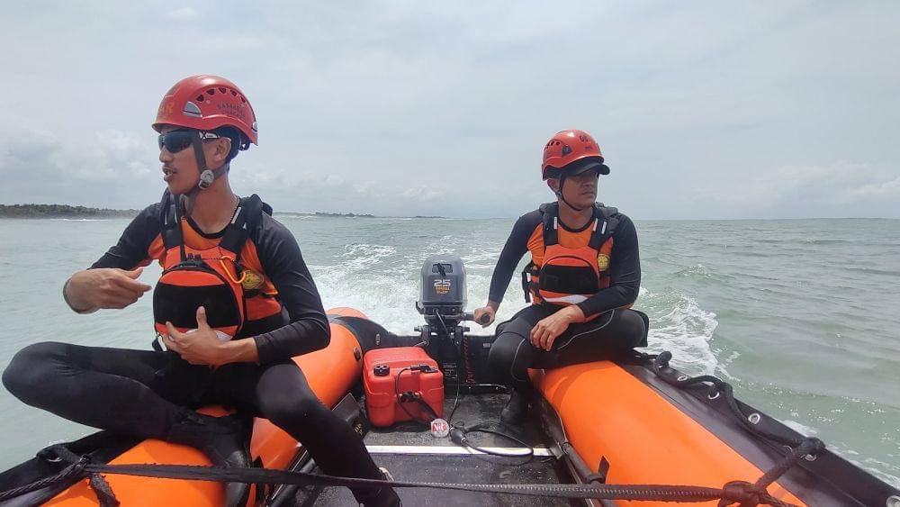 Tim SAR gabungan melacak jejak remaja yang tenggelam di Pantai Wagir Indah. (IDN Times/Dok Humas Basarnas Cilacap)