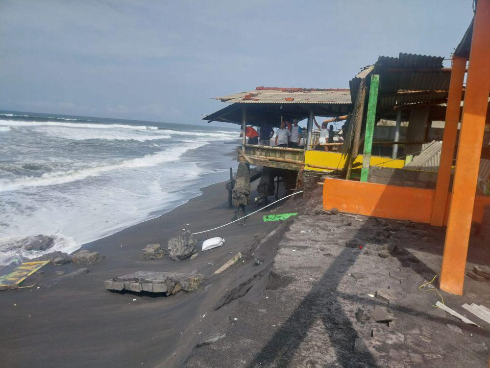 Gelombang Pasang, 4 Pengusaha di Pantai Depok Kehilangan RM Seafood