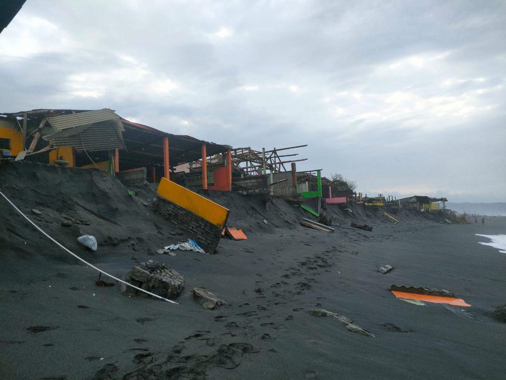 Kronologi Rumah Makan di Pantai Depok Rusak Akibat Gelombang Pasang