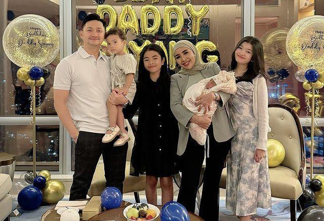 7 Potret Bahagia Angga Wijaya Rayakan Ultah Ke-37 Bareng Keluarga