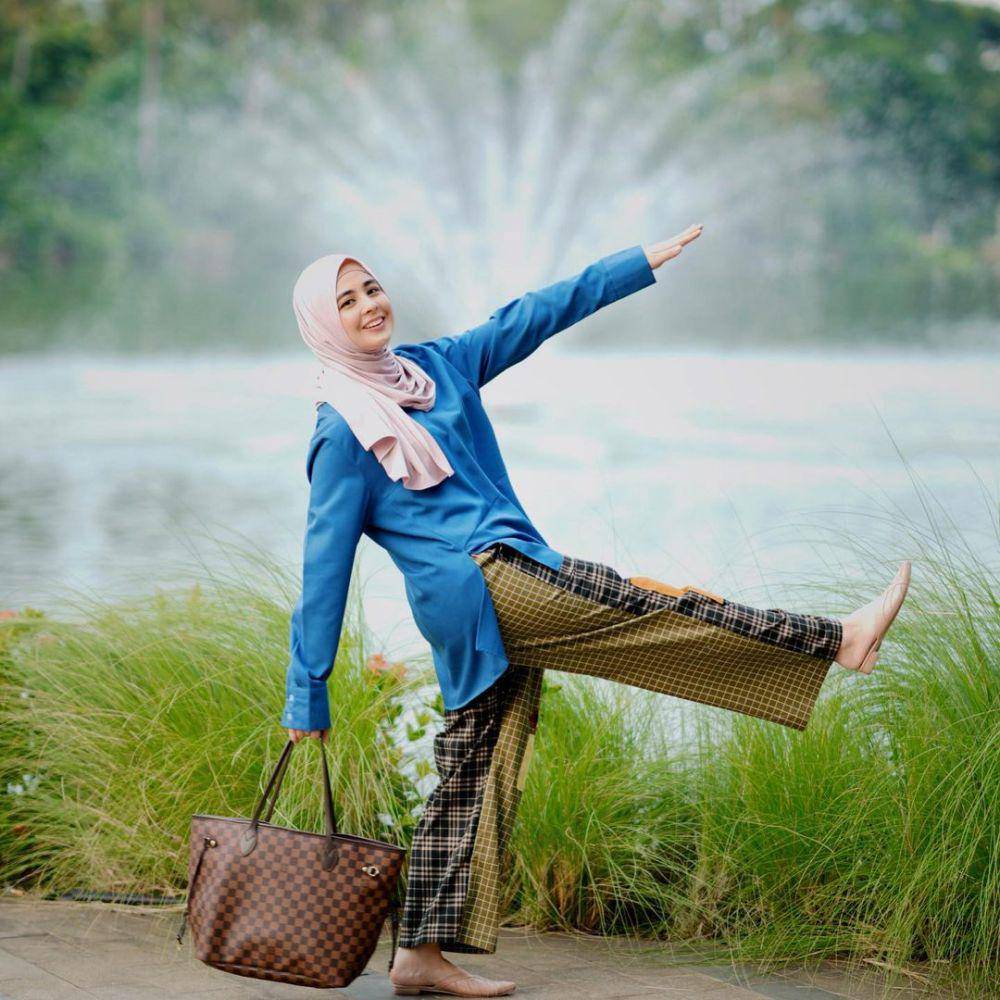 ide OOTD hijab simpel ala Risty Tagor (instagram.com/ristytagor)