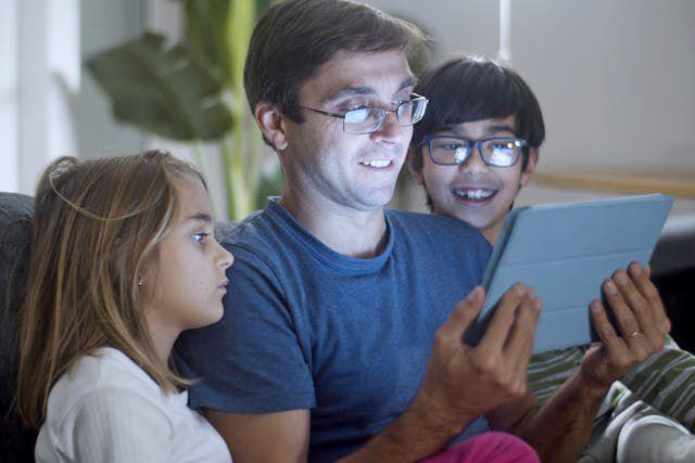 5 Tips Sukses Mengasuh Anak di Era Digital Tanpa Kehilangan Nilai Keluarga