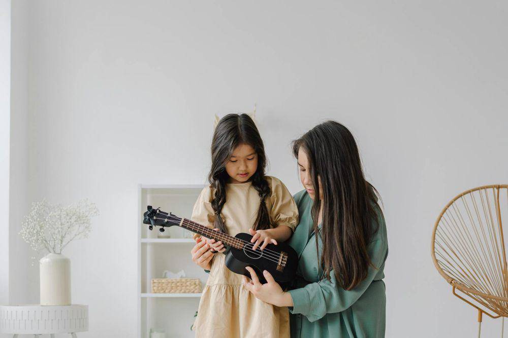 ilustrasi ibu dan anak (pexels.com/Mikhail Nilov)