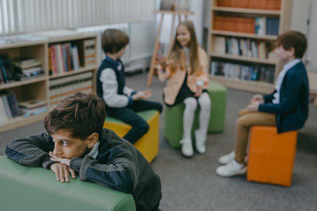 5 Cara Introvert Menjaga Kesehatan Mental di Tengah Keramaian