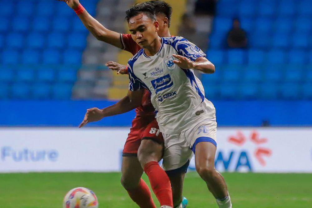 Ridho Syuhada, gelandang muda PSIS Semarang, saat berduel dengan pemain PSM Makassar di Liga 1 2024/2025. (instagram.com/psisfcofficial)