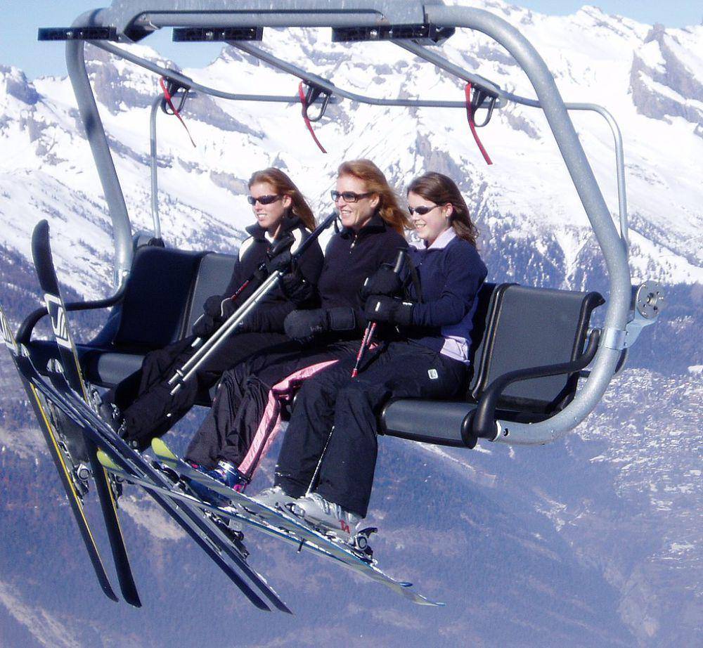 Sarah Ferguson bersama Putri Eugene dan Putri Beatrice (Norbert Aepli, Switzerland, CC BY 3.0, via Wikimedia Commons)