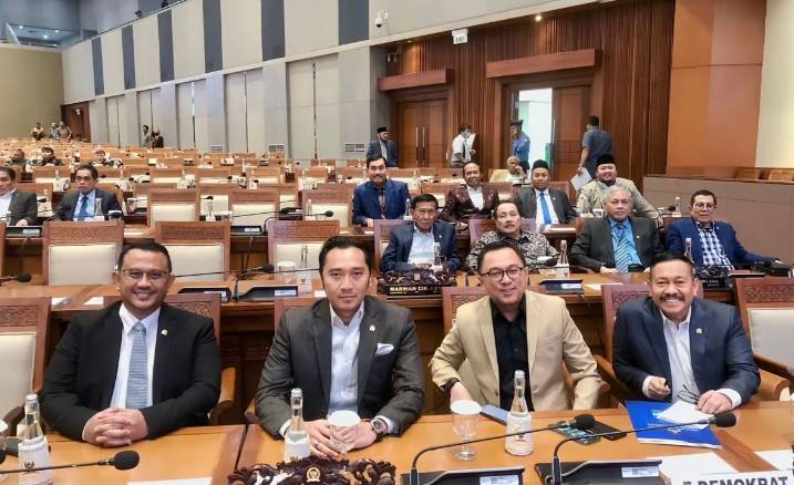 Ketua Fraksi Partai Demokrat DPR RI Edhie Baskoro Yudhoyono (dua kiri) saat menghadiri rapat paripurna DPR di Kompleks Parlemen, Senayan, Jakarta, Selasa (11/7/2023). (ANTARA/HO-Humas Demokrat)