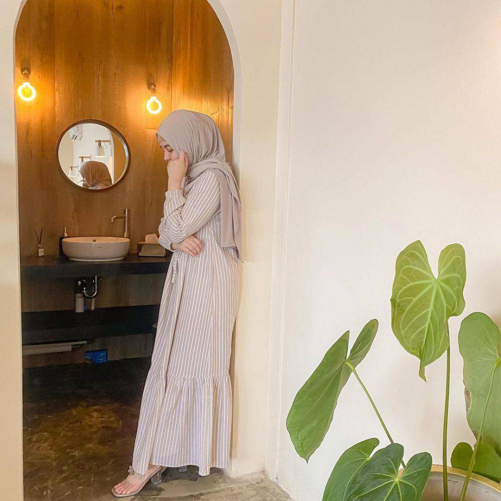 ide OOTD hijab simpel ala Risty Tagor (instagram.com/ristytagor)