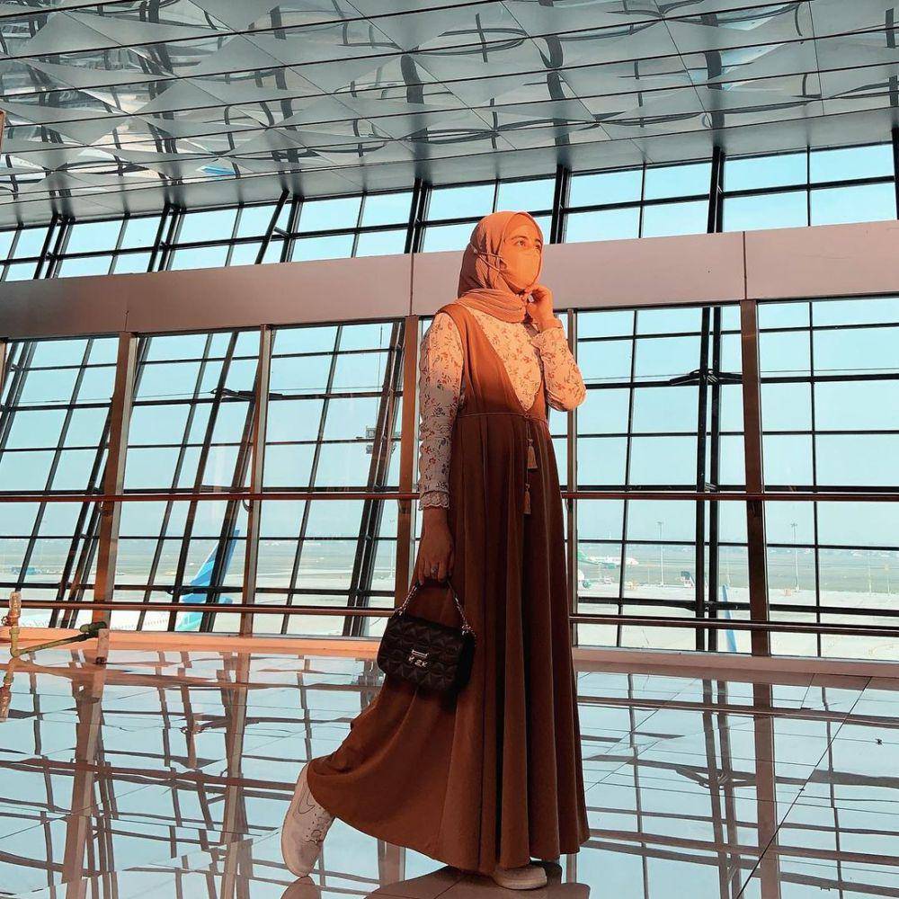 ide OOTD hijab simpel ala Risty Tagor (instagram.com/ristytagor)