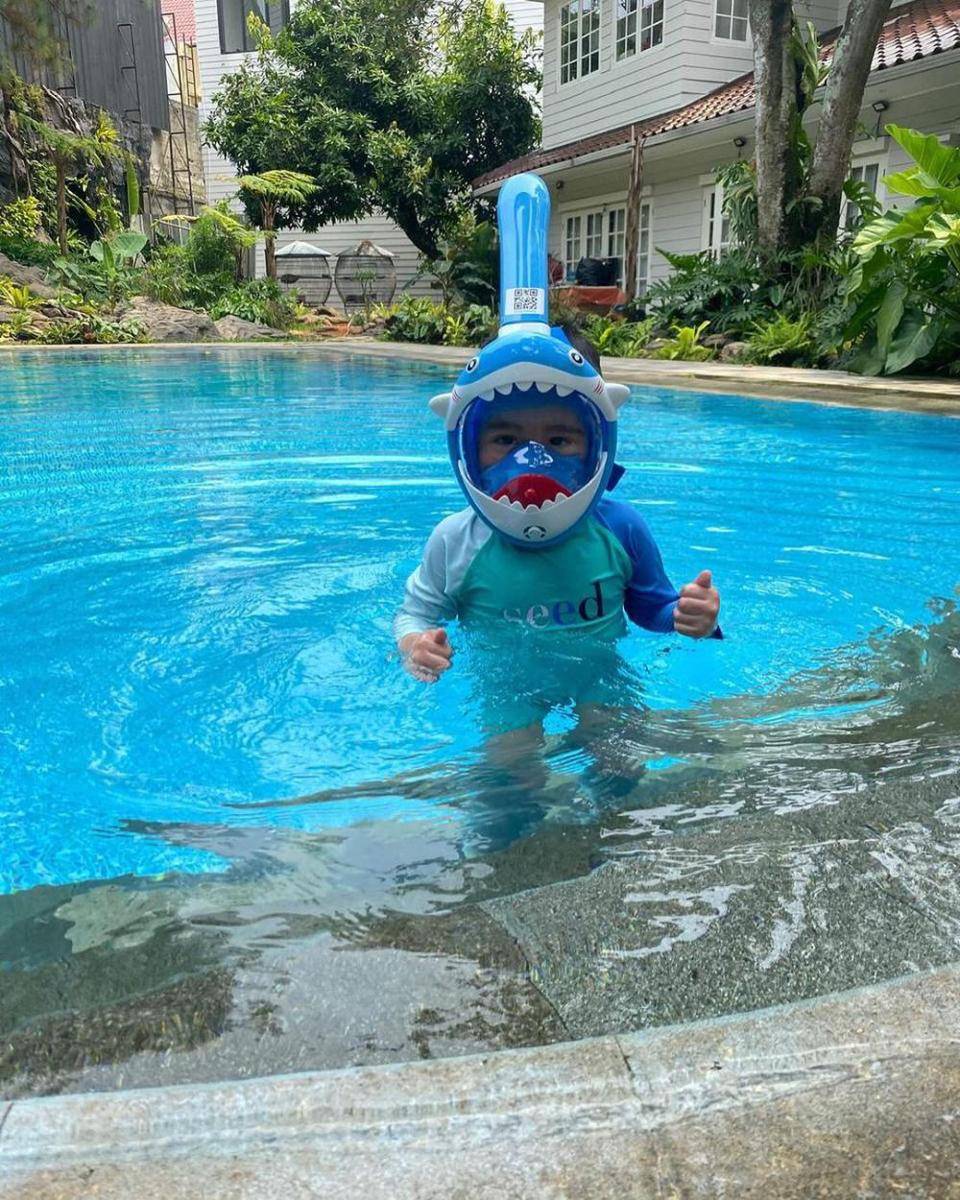 Cipung belajar menyelam (instagram.com/raffinagita1717)