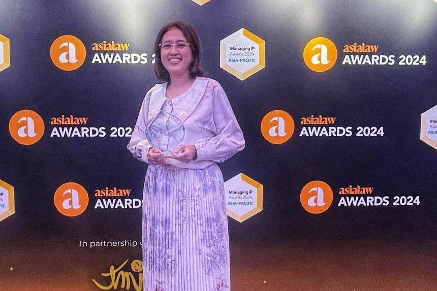 Lia Alizia menyabet penghargaan untuk kategori Jurisdictional Awards dan dinobatkan sebagai Indonesia Female Lawyer of The Year di Asialaw Awards 2024 yang dilaksanakan di Kuala Lumpur, Malaysia, Kamis (26/9).  (dok. Lia Alizia)
