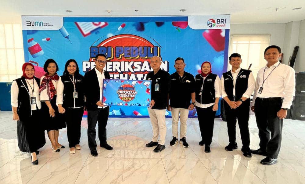 BRI Cabang Semarang Pattimura menyalurkan TJSL BRI Peduli berupa pemeriksaan kesehatan gratis bagi nasabah pensiunan, Rabu (2/10/2024). (dok. BRI)