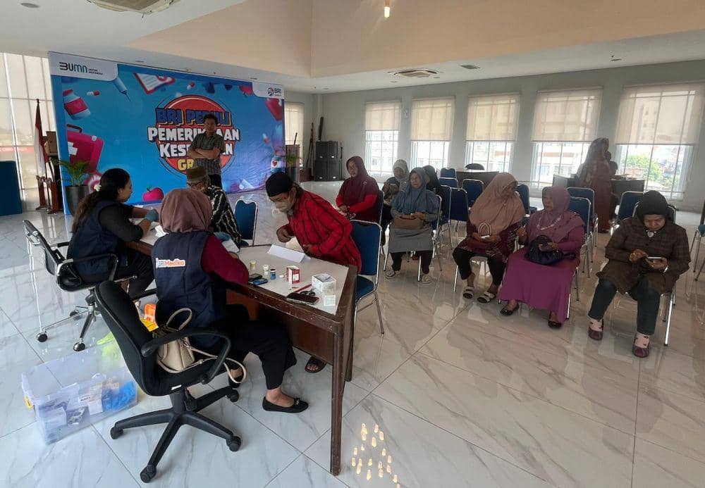 Para nasabah pensiunan mengikuti pemeriksaan kesehatan gratis di kantor BRI Cabang Semarang Pattimura, Rabu (2/10/2024). (dok. BRI)