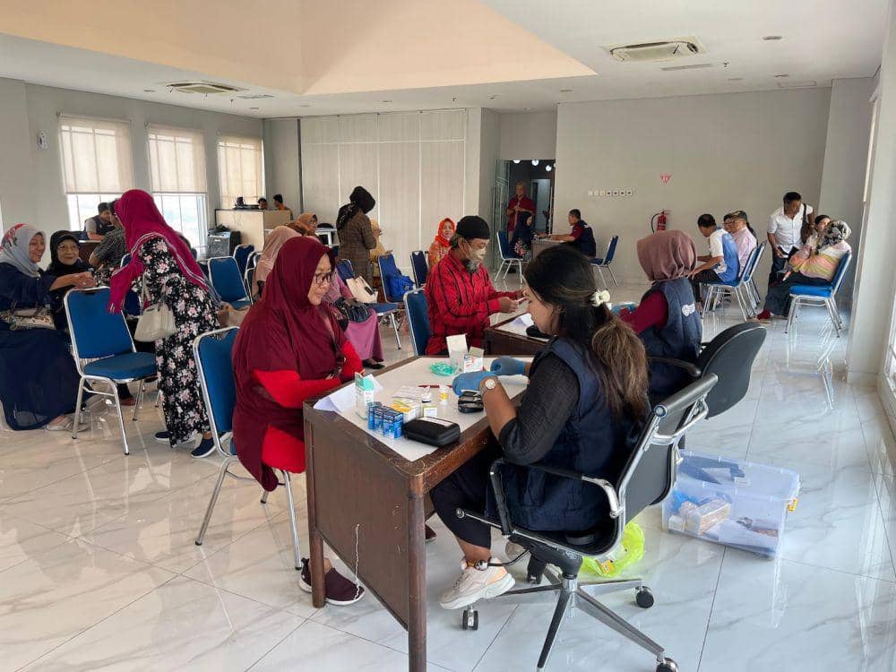 Para nasabah pensiunan mengikuti pemeriksaan kesehatan gratis di kantor BRI Cabang Semarang Pattimura, Rabu (2/10/2024). (dok. BRI)