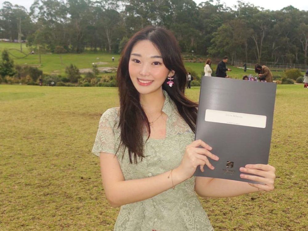 9 Potret Wisuda Livy Renata di Macquarie University, Anggun Berkebaya