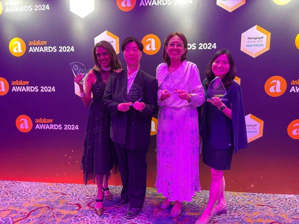 Lia Alizia menyabet penghargaan untuk kategori Jurisdictional Awards dan dinobatkan sebagai Indonesia Female Lawyer of The Year di Asialaw Awards 2024 yang dilaksanakan di Kuala Lumpur, Malaysia, Kamis (26/9).  (dok. Lia Alizia)