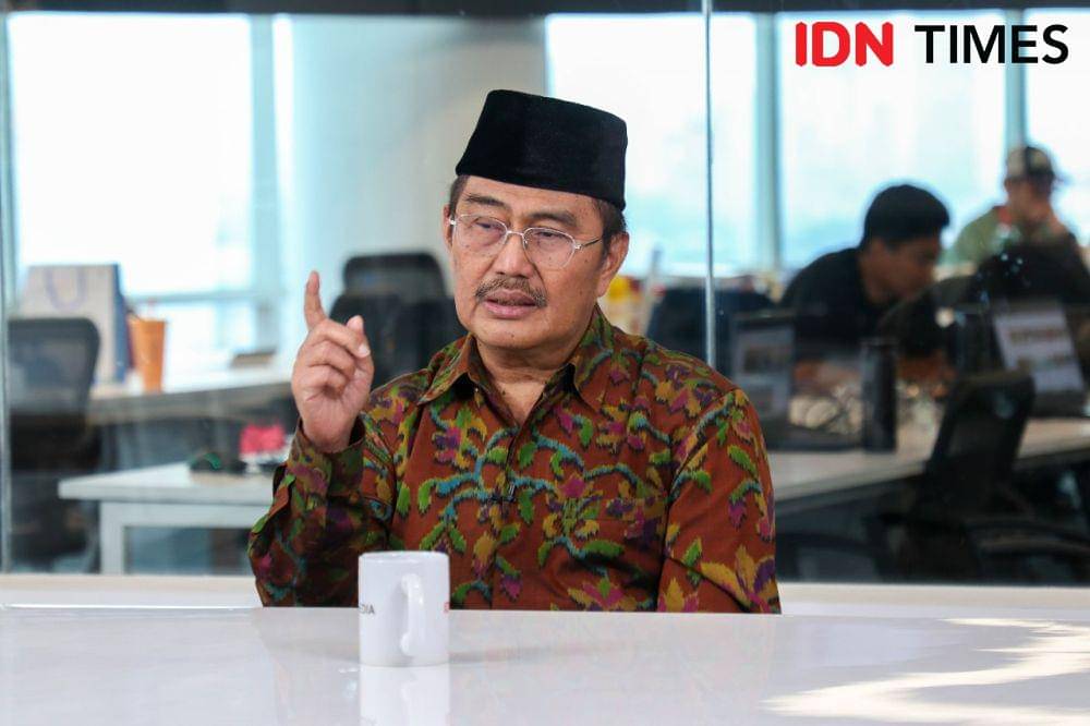 Mantan Ketua MK yang juga Pakar Hukum Tata Negara Prof. Jimly Asshiddiqie saat hadir di kantor IDN HQ pada Kamis (3/10/2024). (IDN Times/Athif Aiman)