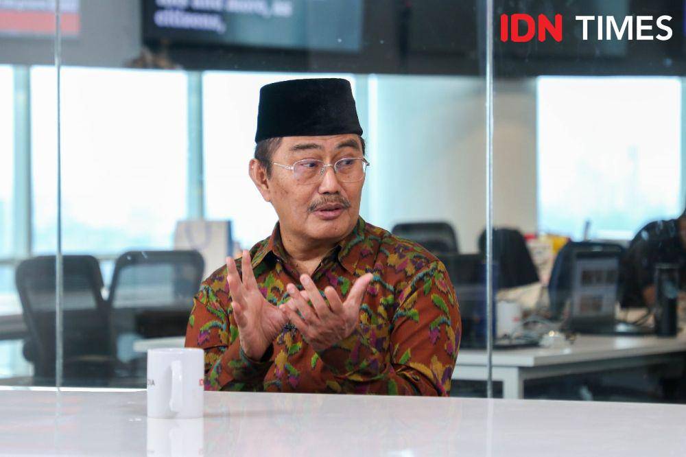 Mantan Ketua MK yang juga Pakar Hukum Tata Negara Prof. Jimly Asshiddiqie saat hadir di kantor IDN HQ pada Kamis (3/10/2024). (IDN Times/Athif Aiman)