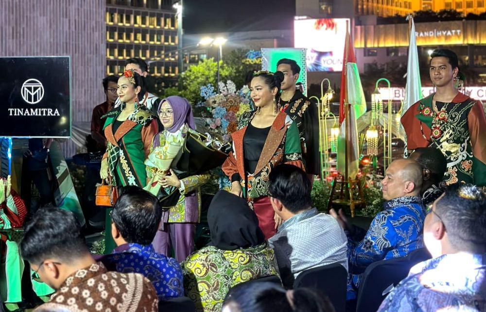 Hari Batik, Belasan Model Peragakan Busana di Halte Transjakarta