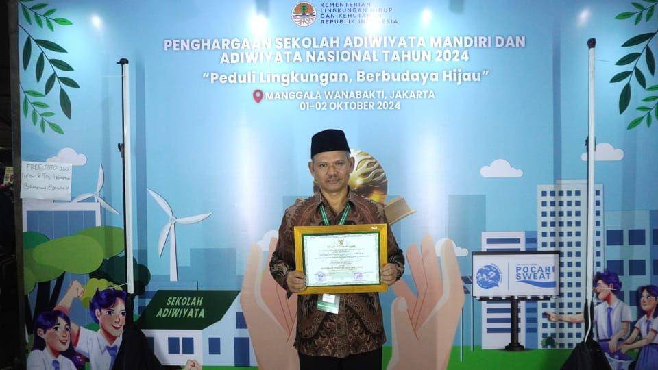 Tiga sekolah dari Kota Semarang meraih penghargaan sebagai sekolah Adiwiyata dari Kementerian Lingkungan Hidup dan Kehutanan Republik Indonesia, baru-baru ini. (dok. Pemkot Semarang)