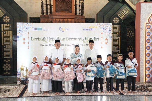 Bank Mandiri Bagikan Santunan Pendidikan ke 2.600 Anak Yatim Piatu