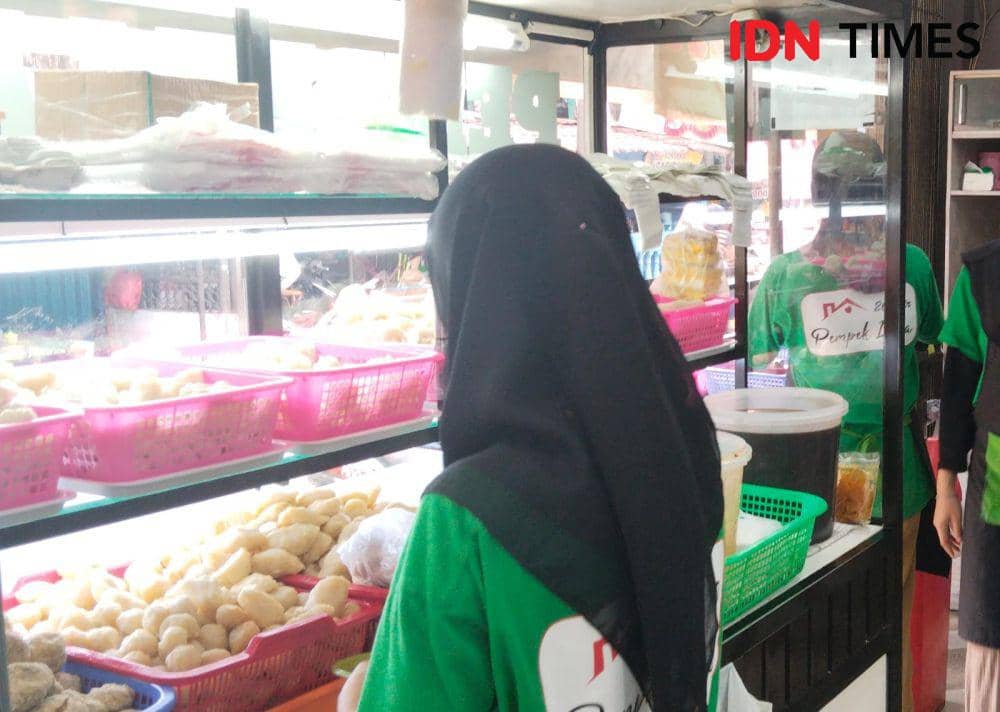 Pedagang pempek di Palembang (IDN Times/Feny Maulia Agustin)