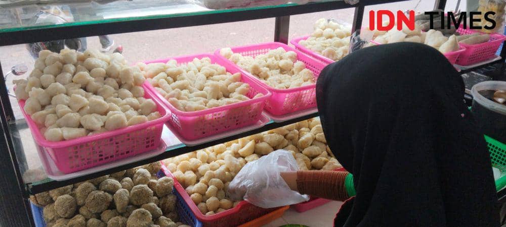 Pedagang pempek di Palembang (IDN Times/Feny Maulia Agustin)