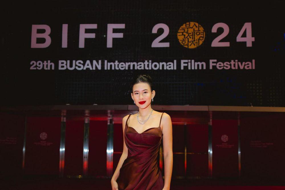 7 Potret Shenina Cinnamon di Busan International Film Festival 2024