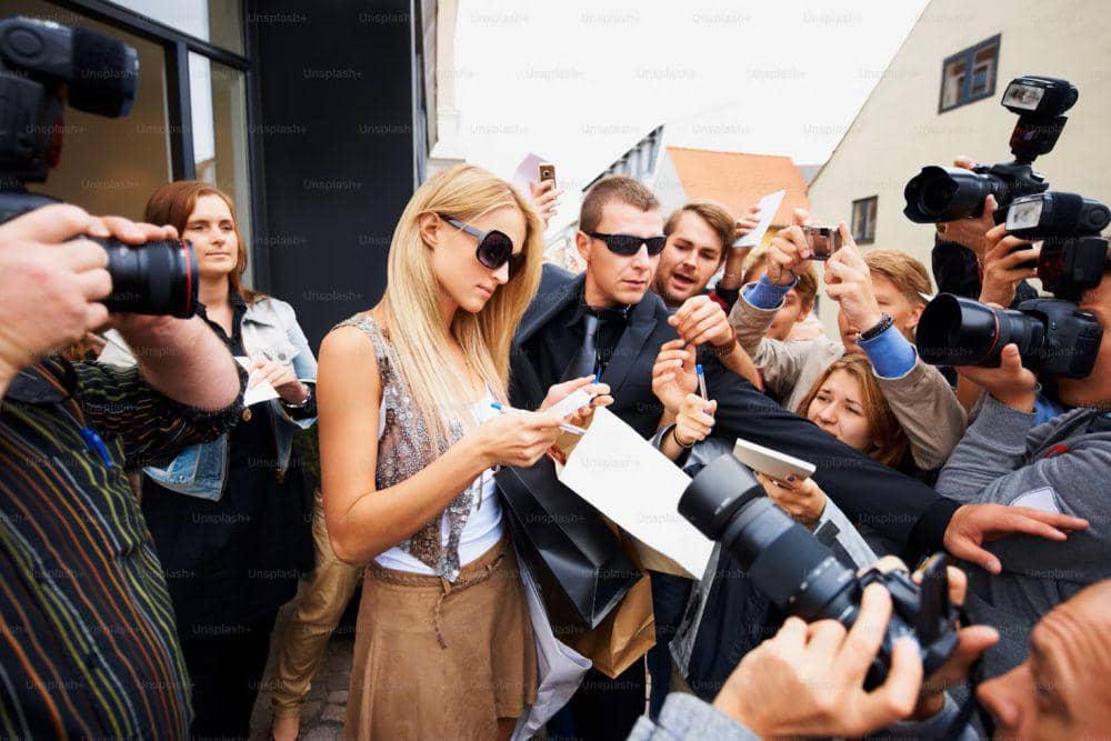 Ilustrasi fans meeting celebrities