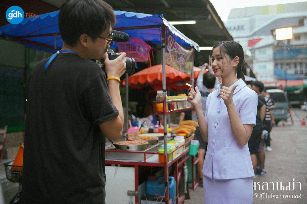 Tu Tontawan di belakang layar How to Make Millions Before Grandma Dies. (instagram.com/gdh559)