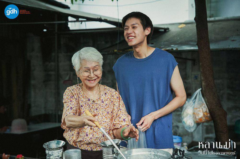Taew Usha di belakang layar How to Make Millions Before Grandma Dies. (instagram.com/gdh559)