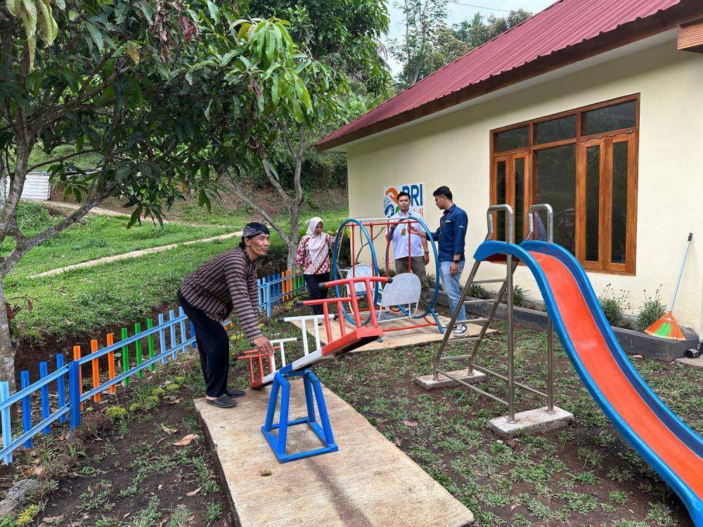 BRI Branch Office Ungaran menyalurkan bantuan tanggung jawab sosial dan lingkungan (TJSL) kepada Desa Lerep senilai Rp500 juta untuk pengembangan potensi desa, Rabu (2/10/2024). (dok. BRI)