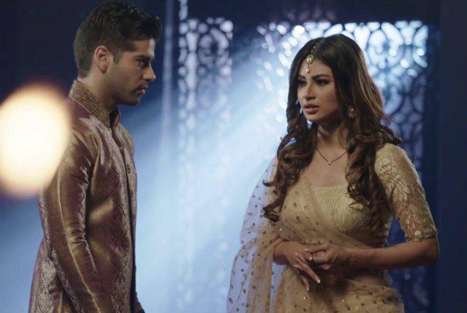 Mouni Roy dalam serial Naagin (dok. Colors TV/Naagin)