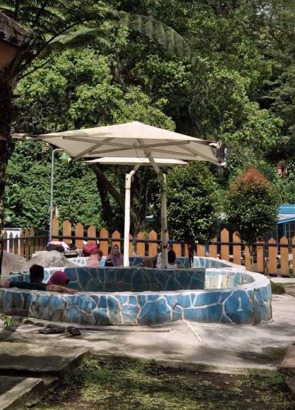 Suasana kolam rendam air panas privat di De Qoem Qoem. Instagram/deqoem2private