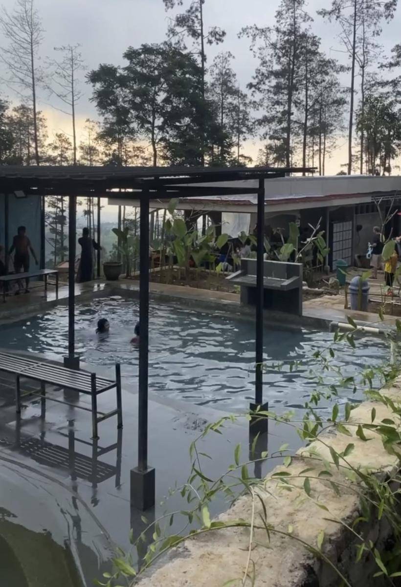 Suasana di kolam pemandian air panas The Full Hotspring Pacet. Instagram/thefull.hotspring