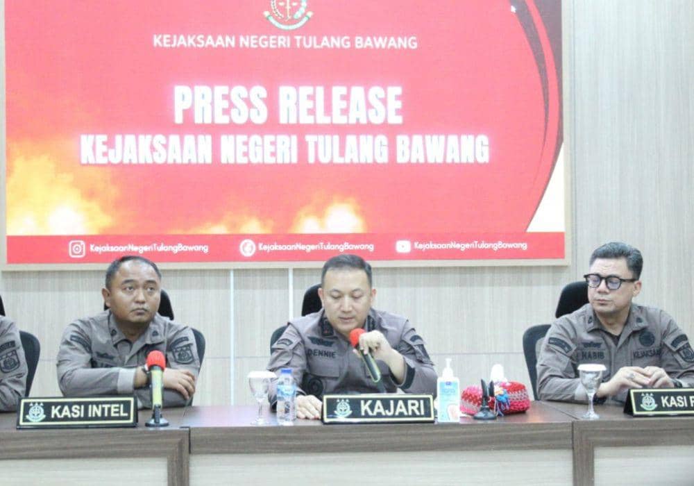 Kejari Tulang Bawang menetapkan Ketua PKBM inisal P sebagai tersangka korupsi.. (Dok. Kejari Tuba).