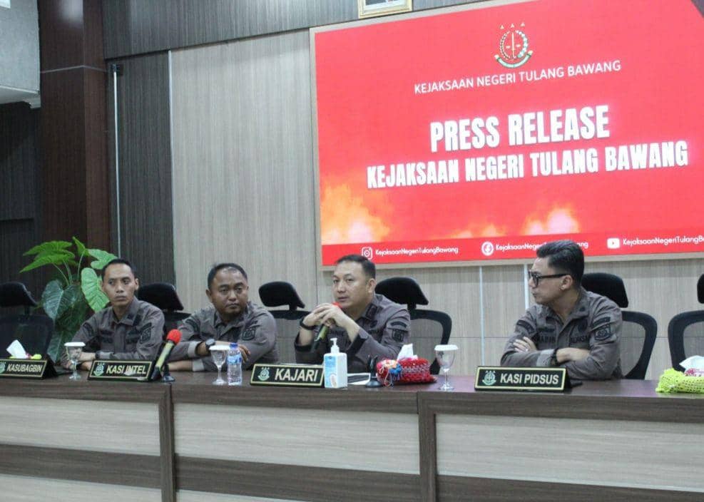 Kejari Tulang Bawang menetapkan Ketua PKBM inisal P sebagai tersangka korupsi.. (Dok. Kejari Tuba).