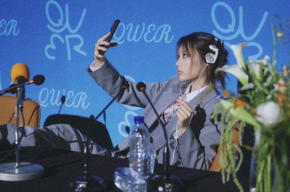 potret Siyeon QWER di mini album Algorithm's Blossom (instagram.com/qwerband_official)
