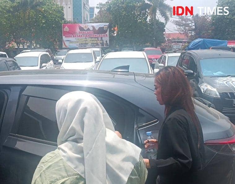 Kedatangan Selebgram Anastasia ke Polresta Bandar Lampung, Jumat (4/10/2024). (IDN Times/Tama Yudha Wiguna).