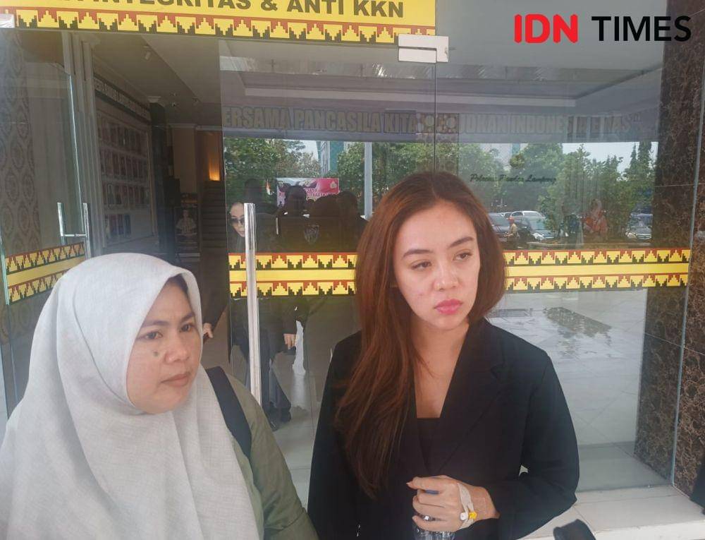 Kedatangan Selebgram Anastasia ke Polresta Bandar Lampung, Jumat (4/10/2024). (IDN Times/Tama Yudha Wiguna).