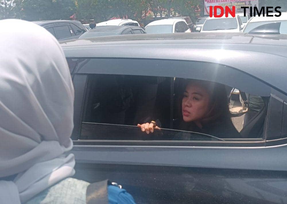 Kedatangan Selebgram Anastasia ke Polresta Bandar Lampung, Jumat (4/10/2024). (IDN Times/Tama Yudha Wiguna).